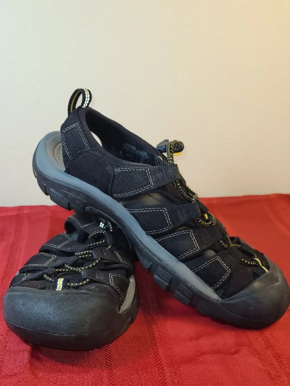 Keen Newport H2 Men’s Black and Yellow Closed-Toe Hiking Sandals Size 10.5